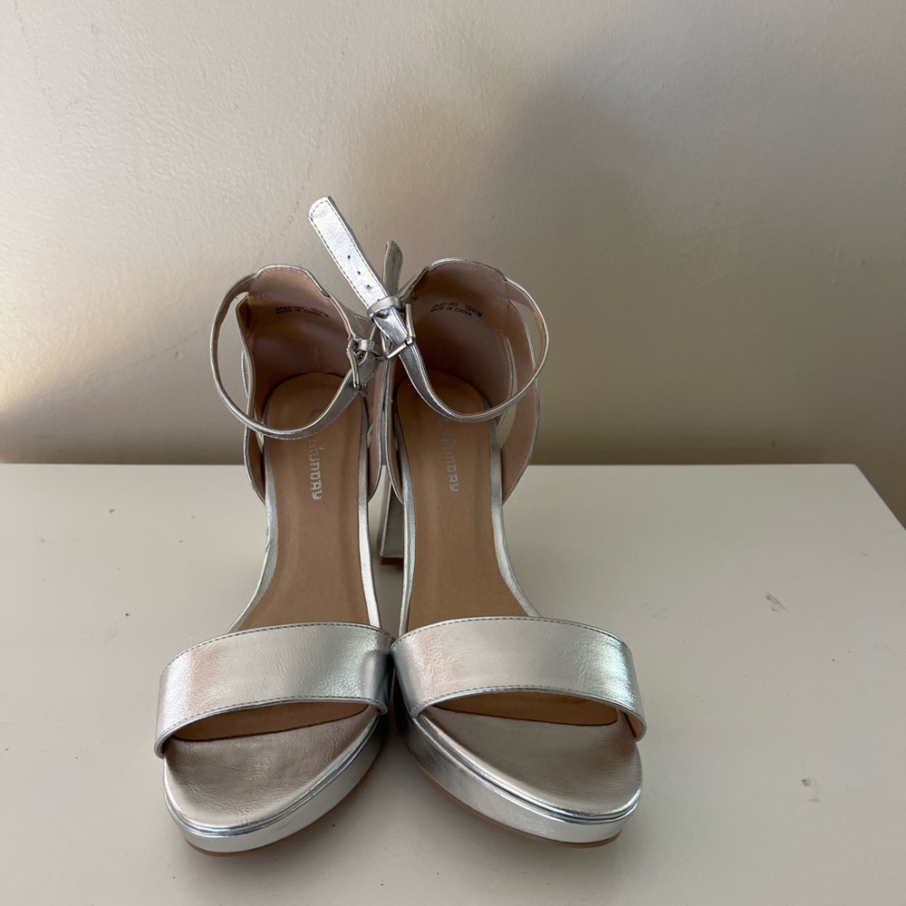 Brand-new silver block heels by CL by Laundry - Picture 5 of 9